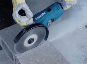 Test, recenze úhlová bruska Makita GA9020RF - řezání betonu