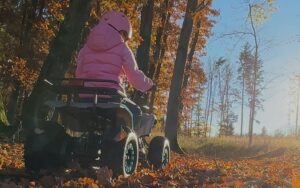 Test, recenze dětská čtyřkolka LAMAX eTiger ATV50S - v terénu