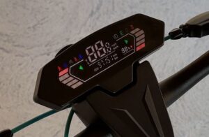 Test, recenze elektrokoloběžka Lamax eRacer SC50 - displej - 2024