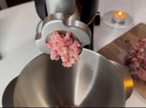 Test, recenze kuchyňského robota Tefal Bake Partner QB525838 - mletí masa