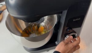 Test, recenze kuchyňského robota Tefal Bake Partner QB525838 - šlehání