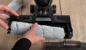 Test, recenze myčka podlah Rowenta GZ5037WO X-Clean 4 - výměna kartáče