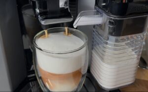 Test, recenze automatický kávovar Krups EA912B10 Sensation Milk - příprava kávy