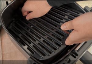 Test, recenze horkovzdušná fritéza EY552DE0 Tefal Easy Fry Silence - mřížka z litého hliníku