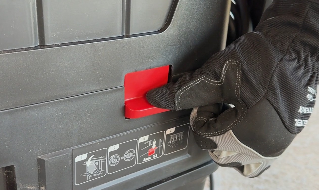 Test, recenze průmyslový vysavač Parkside Performance PPWD 30 B2 - ruční oklep