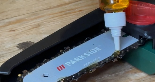 Test, recenze aku řetězová pila Parkside PAGHS 20-Li C4 - mazání řetězu