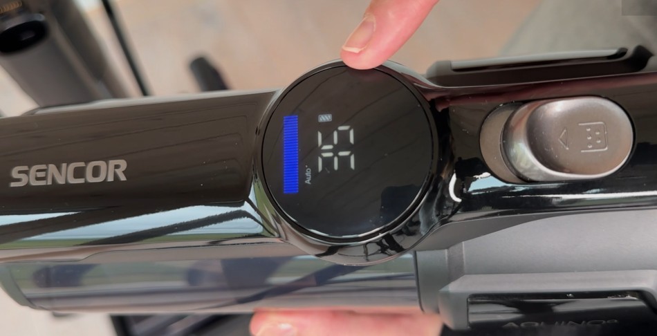 Test, recenze vysavač a podlahová myčka Sencor S88 AQUINO+ SVW 8872BK - displej