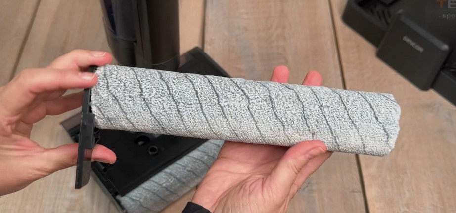 Test, recenze vysavač a podlahová myčka Sencor S88 AQUINO+ SVW 8872BK - rotační válec