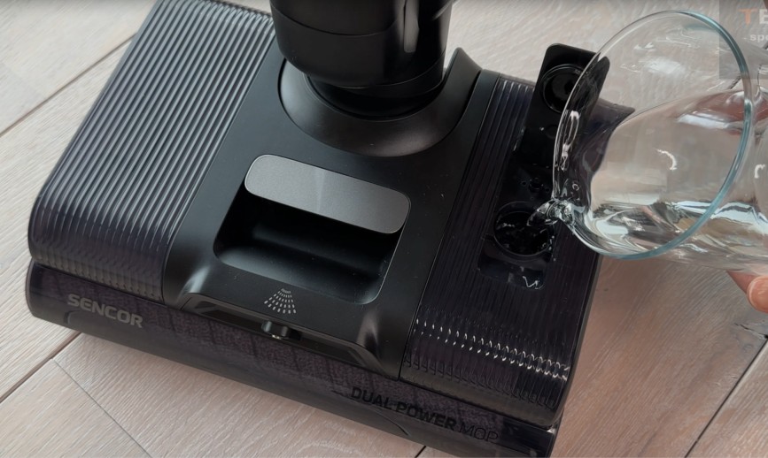 Vysavač a podlahová myčka Sencor S88 AQUINO+ SVW 8872BK - nádržka na čistou vodu