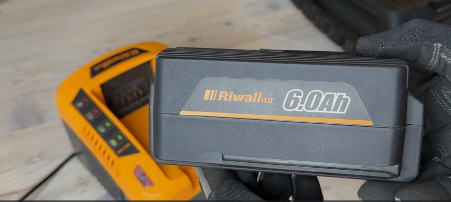 Aku sekačka Riwall PRO RALM 4640SPi - baterie