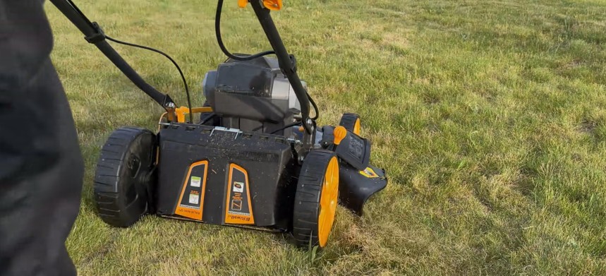 Aku sekačka na trávu Riwall PRO RALM 4640SPi - boční výhoz