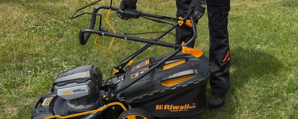 Aku sekačka na trávu Riwall PRO RALM 4640SPi - sklopné madlo