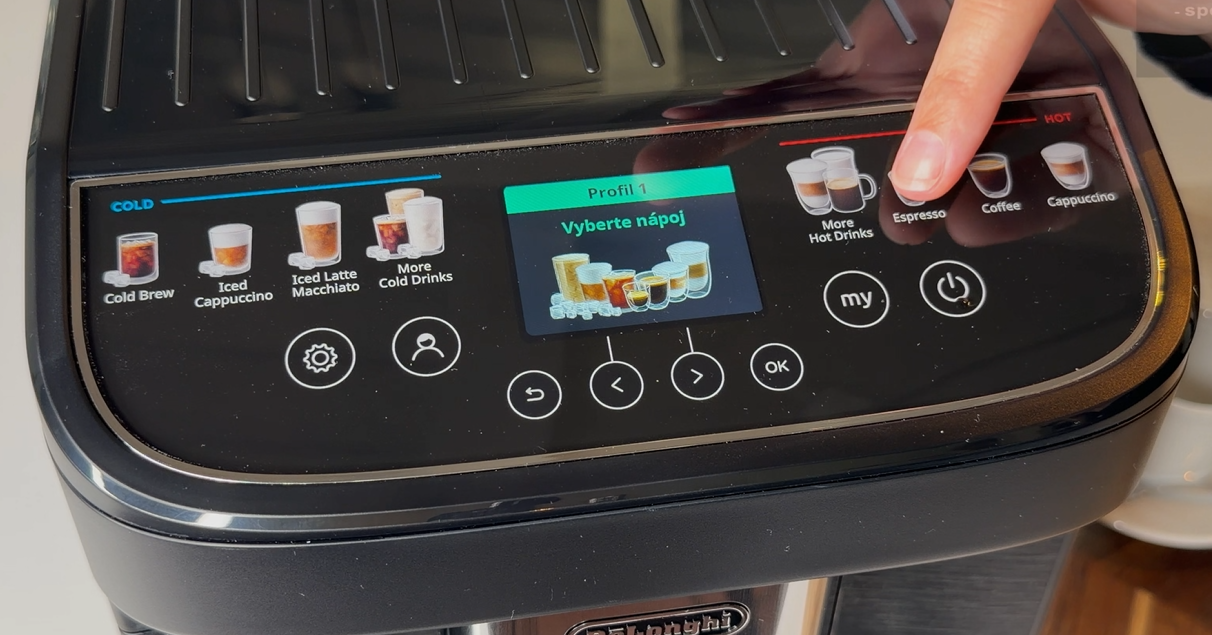 Test, recenze automatický kávovar DeLonghi - výběr nápoje