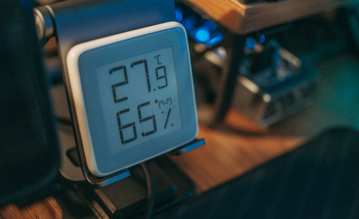 Digitální vlhkoměr na stole ukazuje teplotu a relativní vlhkost vzduchu v místnosti