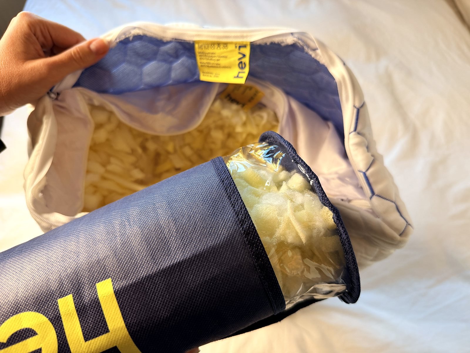 Doplňování paměťové pěny z tašky zpět do polštáře Hevi Pillow