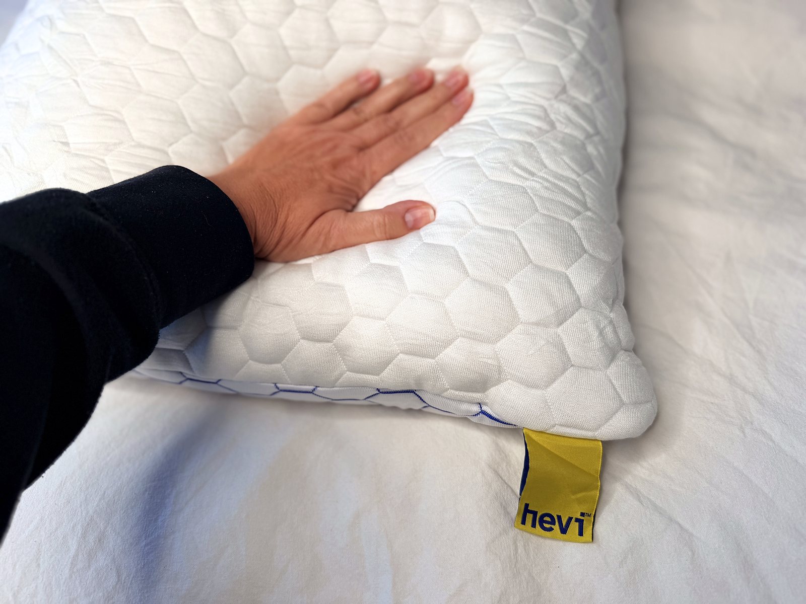 Bílá hřejivá bambusová strana polštáře Hevi Pillow