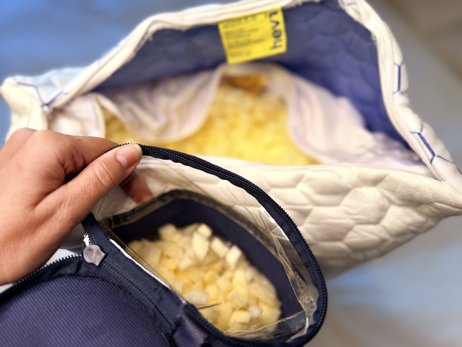 Odebírání drcené paměťové pěny z polštáře Hevi Pillow do přiložené tašky