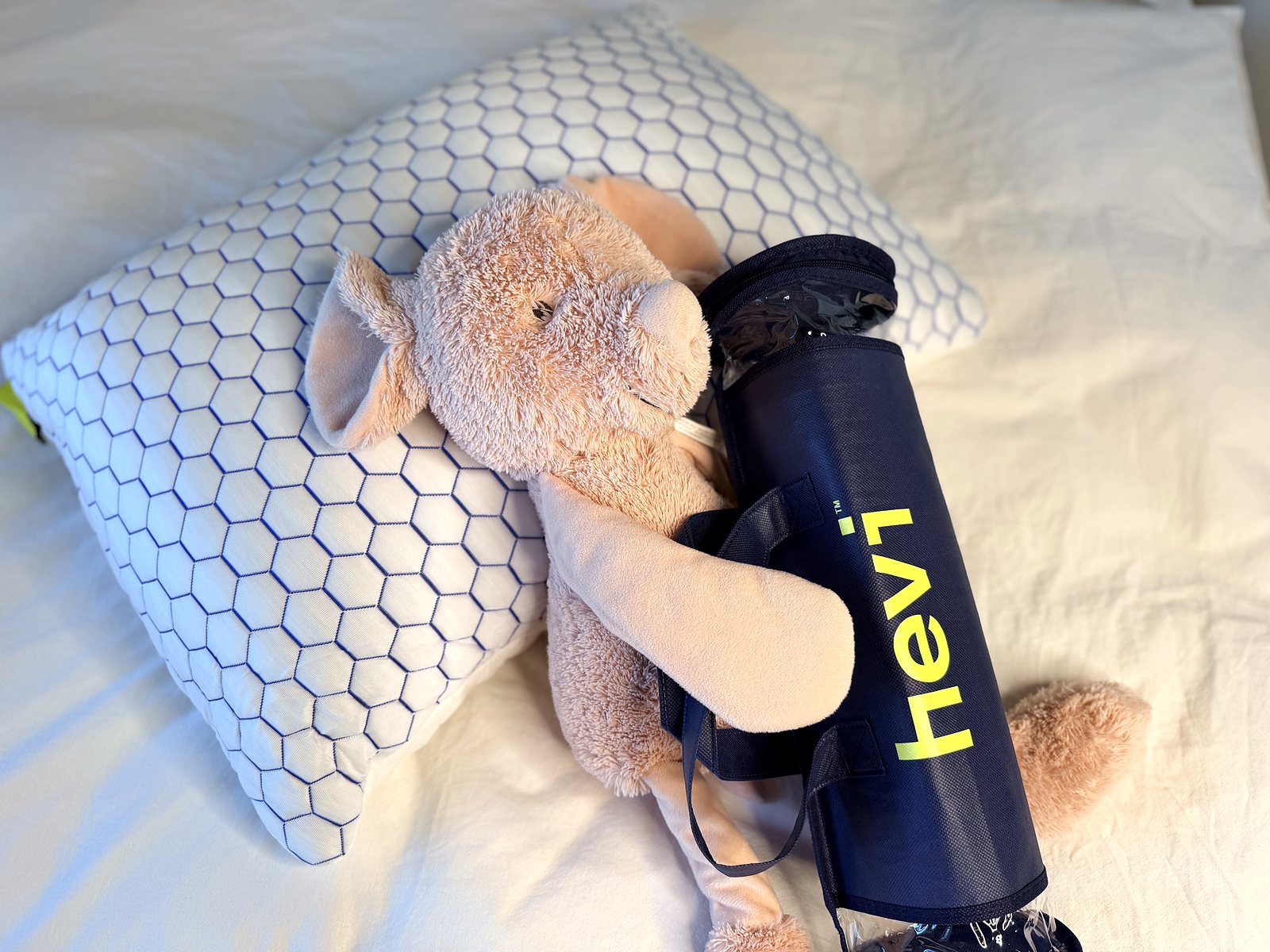 Polštář Hevi Pillow a taška na náplň na posteli s plyšovou hračkou