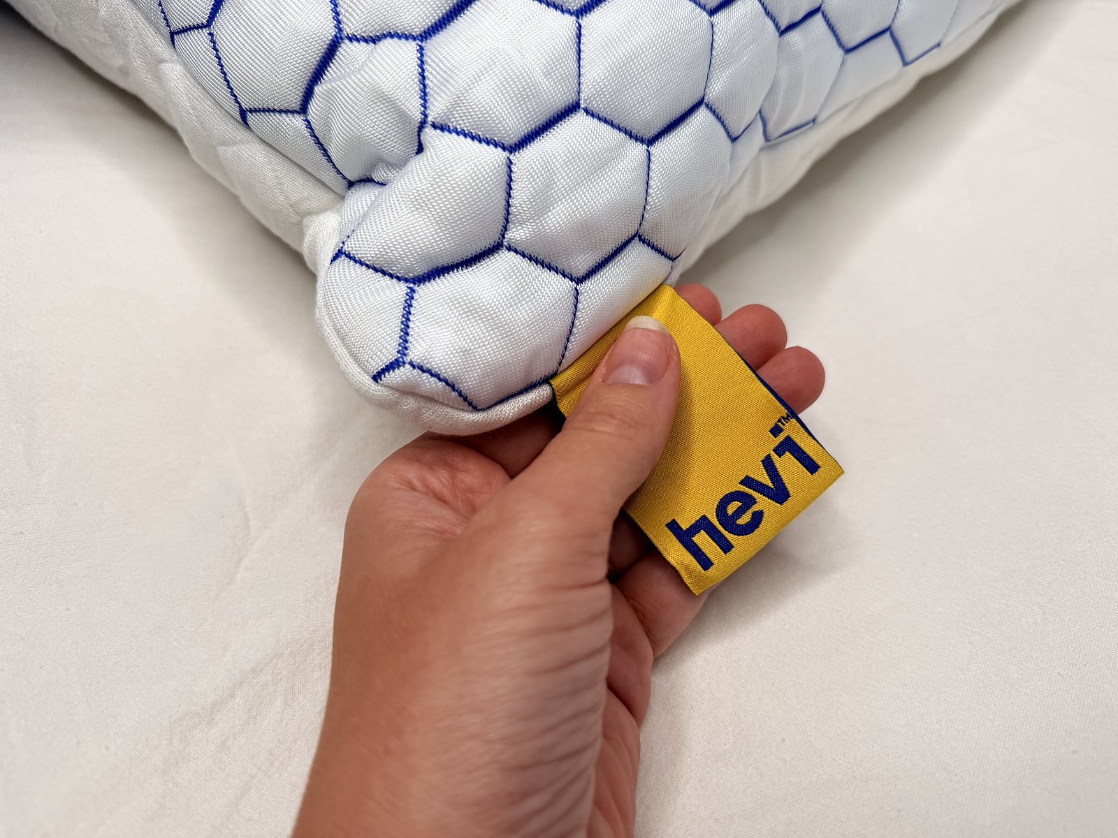 Roh polštáře Hevi Pillow se žlutým poutkem hevi