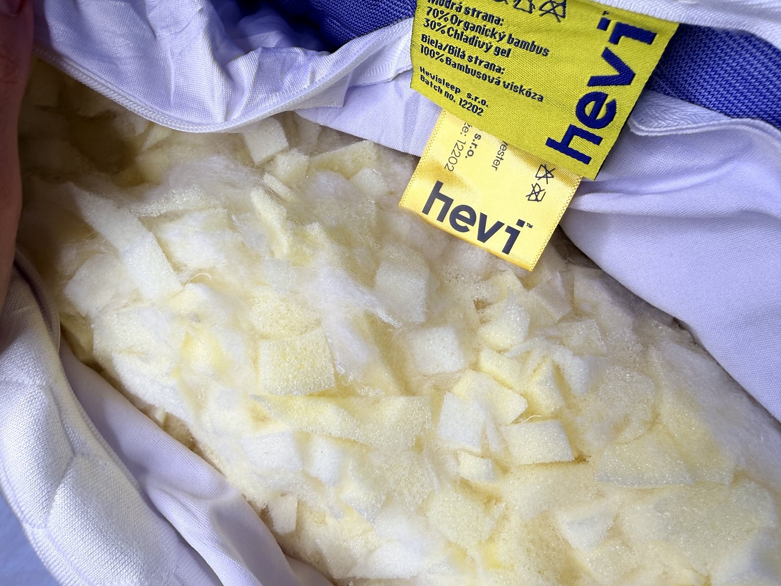 Štítek se složením povlaku polštáře Hevi Pillow a drcená paměťová pěna