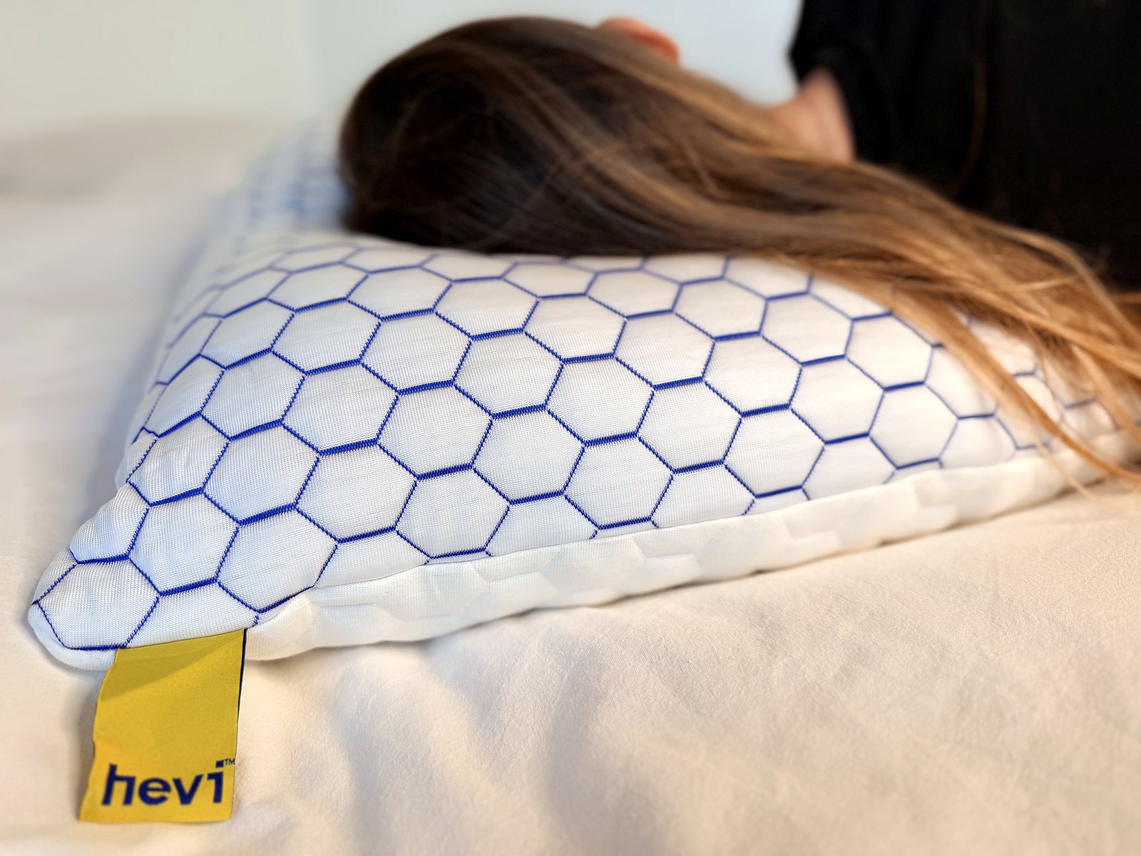 Test, recenze anatomický polštář Hevi Pillow 50×70 při spaní na břiše