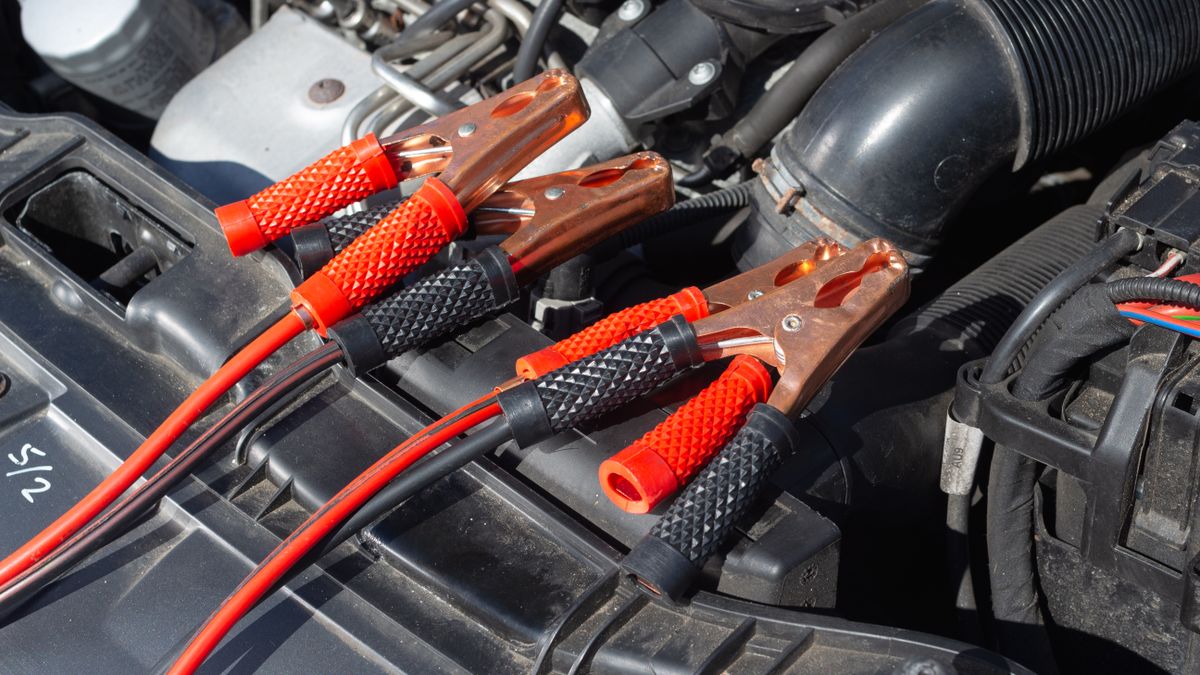 Startovací kabely připojené k autobaterii v chladném počasí